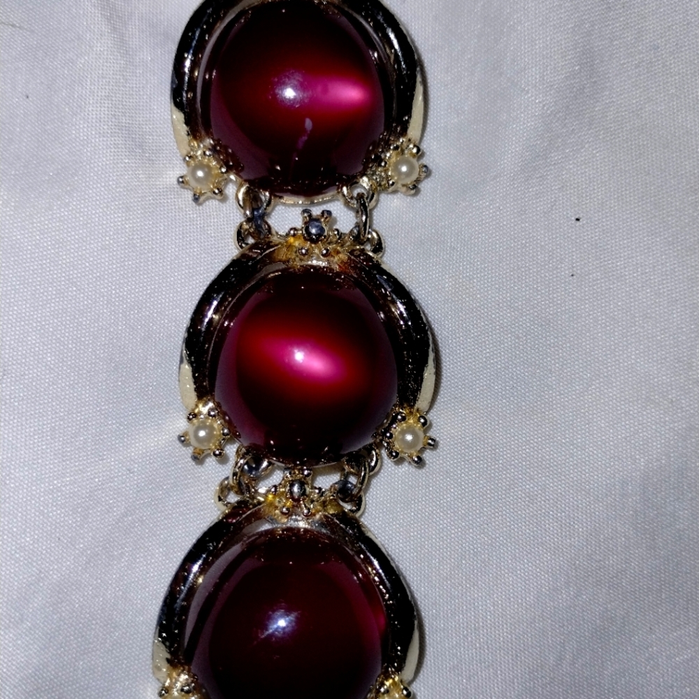 Gorgeous bracelet with mini pearls and red stones